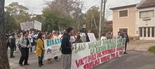 Familiares de víctimas del fentanilo se movilizan en el Monumento a la Bandera