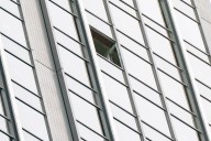 Glass window falls 400 feet from skyscraper to Manhattan street