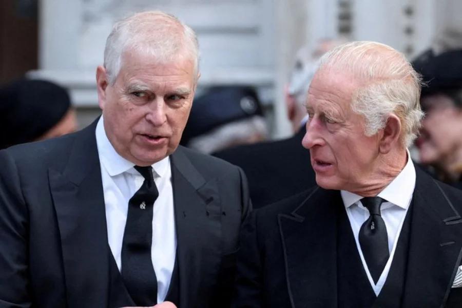 Rey Carlos III inició proceso para retirar títulos y honores a su hermano, el príncipe Andrés