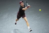 La reconquista de Jannik Sinner por el número 1 comienza con victoria ante Zizou Bergs en París