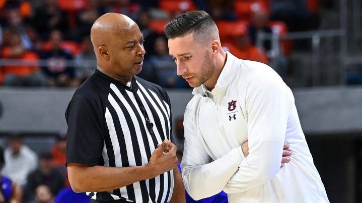 Sons-in-waiting: Pearls, Sampsons part of trend of college coaches passing programs onto their sons