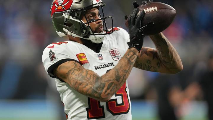Bucs receiver Mike Evans elects to have surgery on broken collarbone
