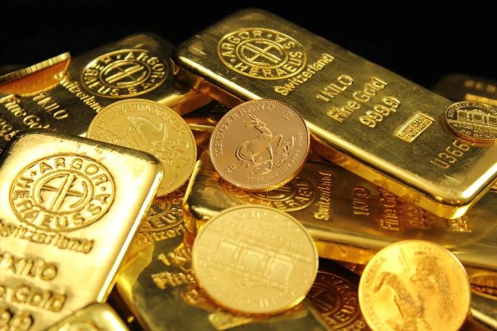 Gold hits record high as investors seek safe haven amid global uncertainty