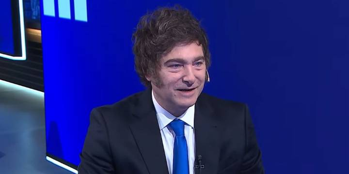 Con el swap de monedas y un anuncio de recompra de bonos, el Gobierno quiere acelerar la disminución del riesgo país
