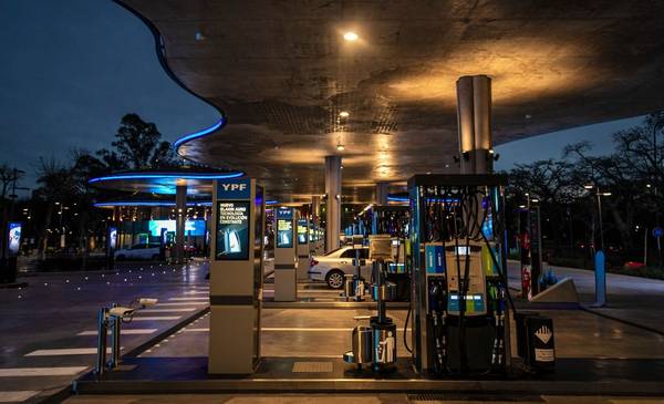 Cargar nafta con descuento: la propuesta nocturna de YPF que crece en todo el país