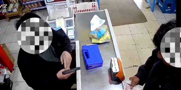 El dueño de un supermercado sacó un arma y le apuntó a un cliente que quiso robar un dulce de leche y un queso