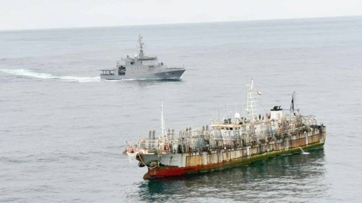 Videos de la Armada muestran fiscalización a flota china frente a las costas de Iquique
