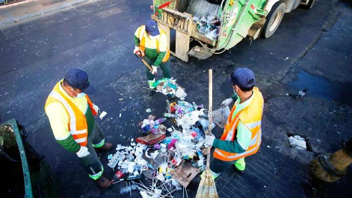 Nueva ley mejora condiciones laborales de recolectores de basura: Estos son sus derechos y beneficios