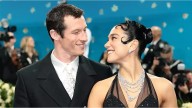 La novela de un escritor argentino y la frase que unió a Dua Lipa y Callum Turner: "Estamos en la misma pagina"