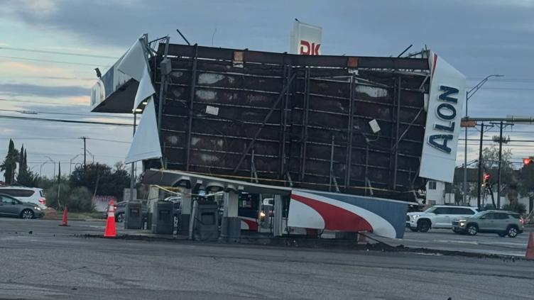 Colapsó techo de gasolinera en El Paso por fuertes lluvias