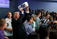 (VIDEO) Trump inaugura temporada de la NBA con imágenes lanzando rollos de papel toalla a boricuas durante visita a Puerto Rico