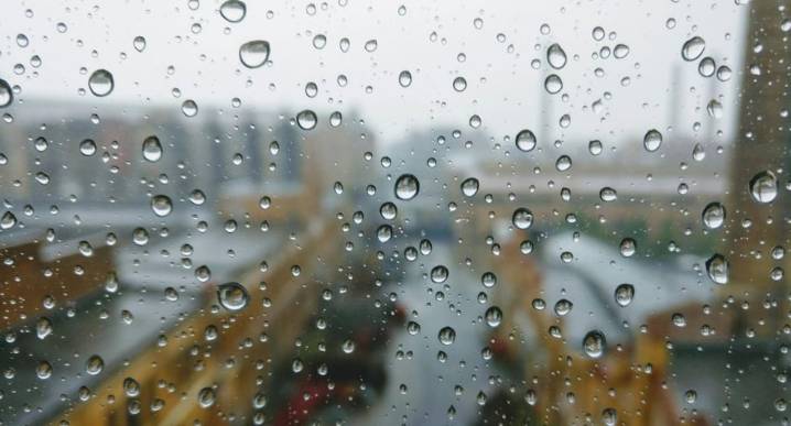 La poderosa razón por la que sí debes ventilar tu hogar aunque llueva