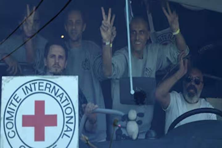 Autobuses con prisioneros palestinos arriban a Gaza mientras Hamás entrega los primeros rehenes israelíes a la Cruz Roja
