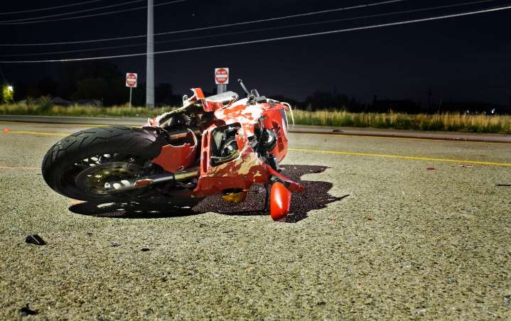 Accidente en motora cobra la vida de una mujer y deja a un menor en estado grave