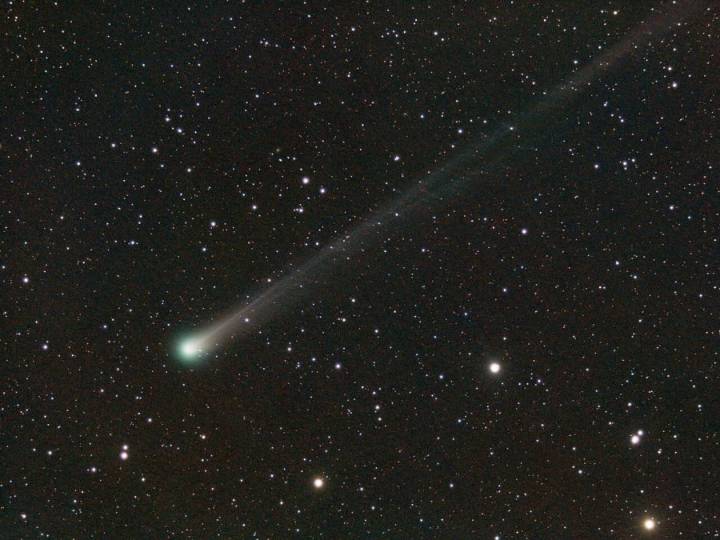 Comet Lemmon sweeping past the Earth tonight and now visible to the naked eye