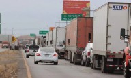 Transportistas bloquean la carretera a Juárez y desatan caos vial en la zona norte