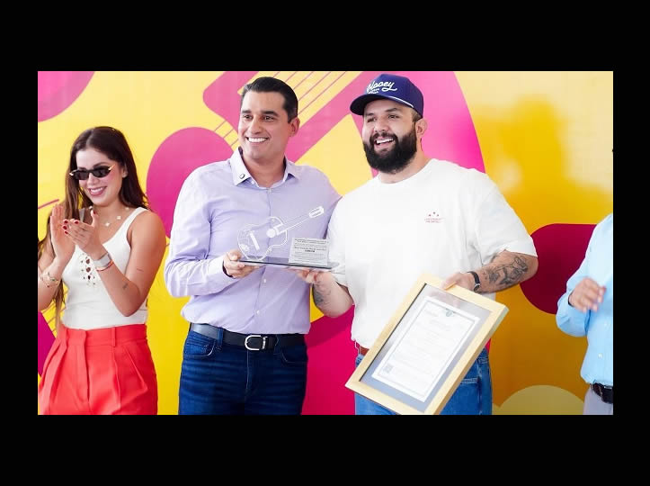 Carín León, alumno distinguido de la secundaria 4 es homenajeado por el gobierno de Sonora