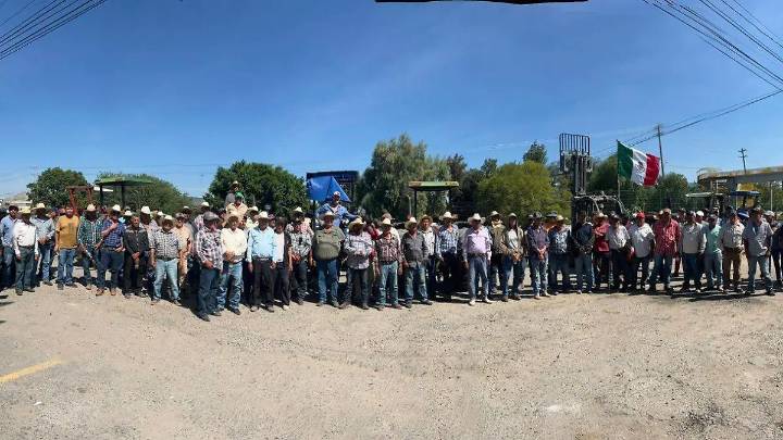 Agricultores guanajuatenses comienzan a retirar bloqueos carreteros