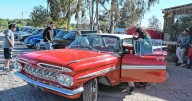 Fiesta fierrera en Roca: 55 autos antiguos participaron de la Manzana Clásica en Paso Córdoba