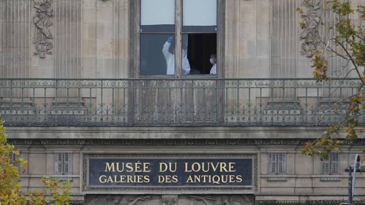 Thieves steal crown jewels in 4 minutes from Louvre Museum