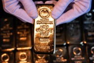 Los bancos centrales huyen de Trump: las reservas de oro equivalen las del dólar por primera vez desde 1996