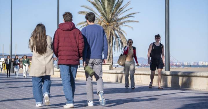 Las temperaturas bajarán este domingo y diversas zonas activarán alertas por oleaje y vientos