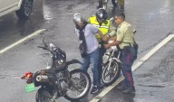 VIDEO VIRAL: Capturan a ladrón en pleno robo de teléfono en una cola en Chacao