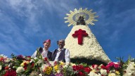Flores, lágrimas y cachirulos bajo el sol por la Virgen: "Siempre merece la pena"
