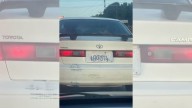 Video de auto con placas hechas a mano y pintadas con marcador se vuelve viral