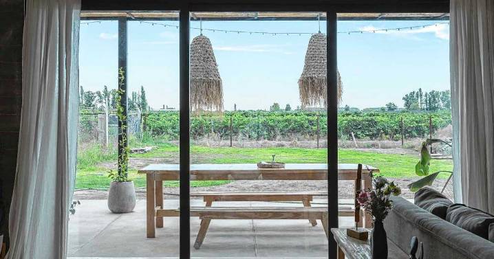 El hormigón visto, la clave de esta casa entre vides y montañas en Mendoza