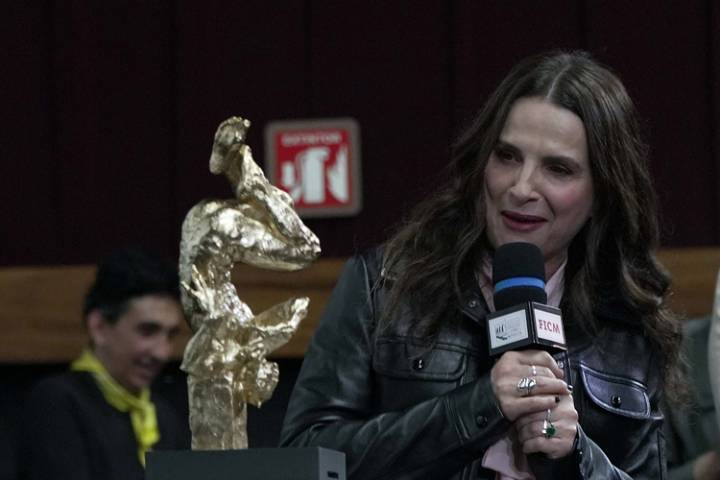 Juliette Binoche celebra su etapa "más libre" al recibir Premio de Excelencia en México