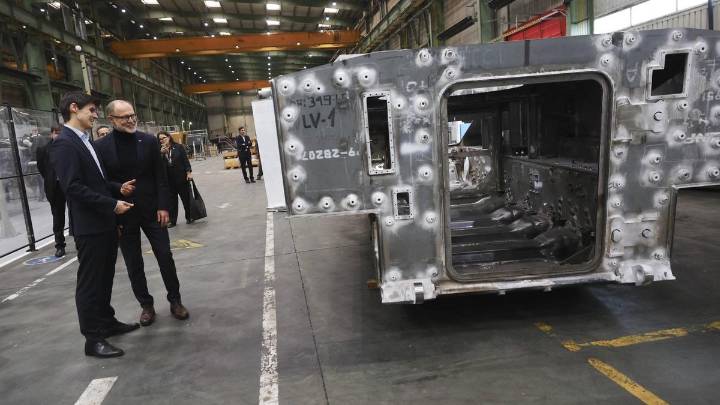 El ministro de Defensa letón asegura en Trubia que explorará "más contratos" con Santa Bárbara tras la firma de 84 blindados