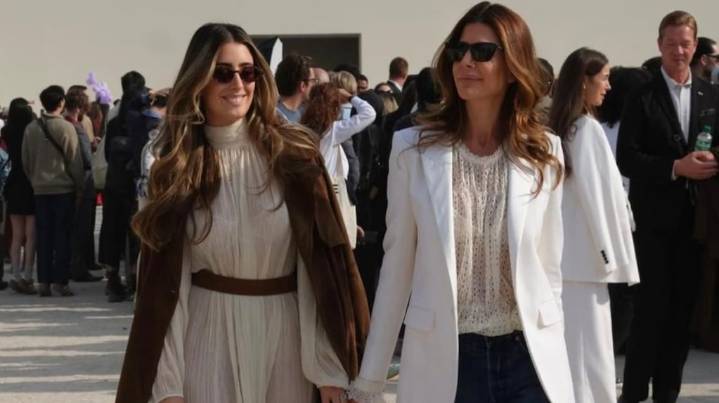 Juliana Awada en París: desfile de Dior con su hija mayor y encuentro con Brigitte Macron