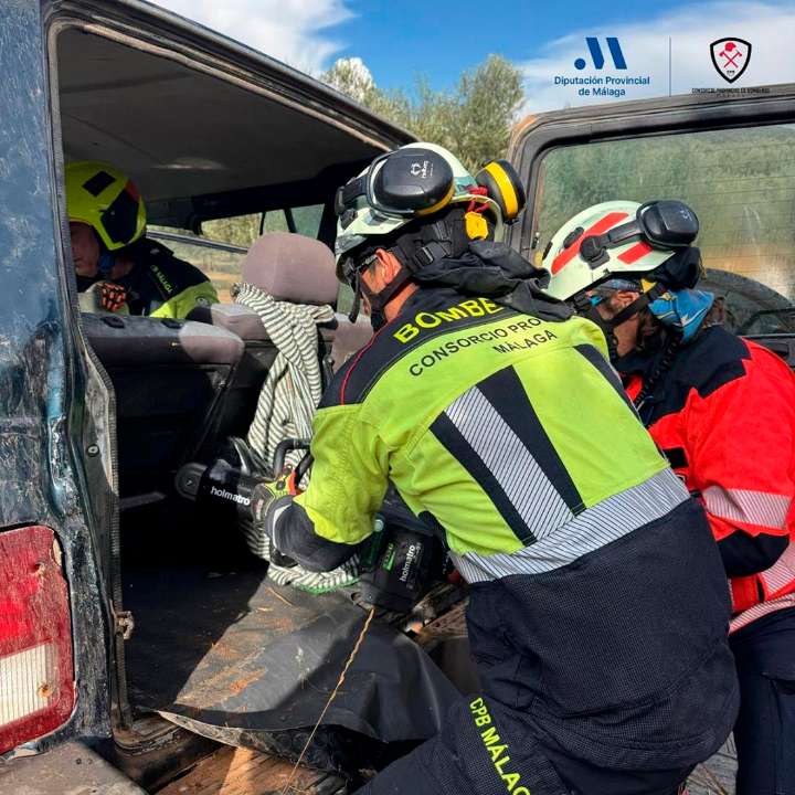 Un herido excarcelado y evacuado tras la colisión de un coche y un camión en Villanueva del Rosario