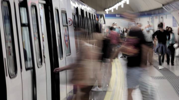 Ayuso coloca a 120 “empujadores” en el metro y los ciudadanos responden: “vamos como latas de sardinas”