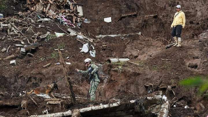 Deslave en Huauchinango sepulta a familia en su casa nueva; rescatan a hijos y buscan entre el lodo a una pareja