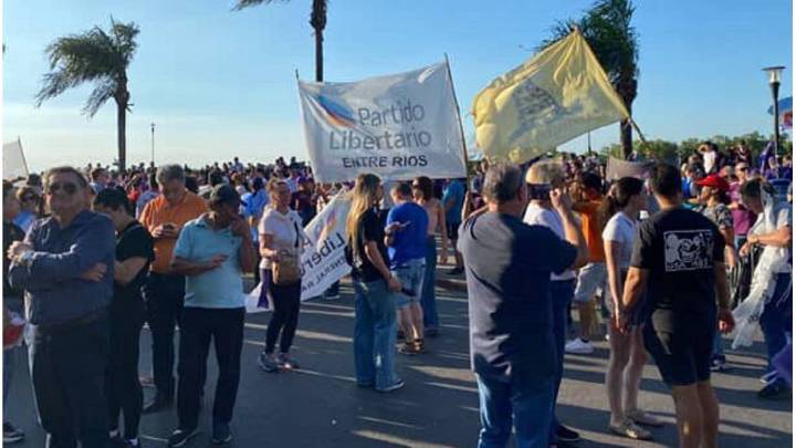 Ante una multitud, Javier Milei encabezó un acto en Paraná
