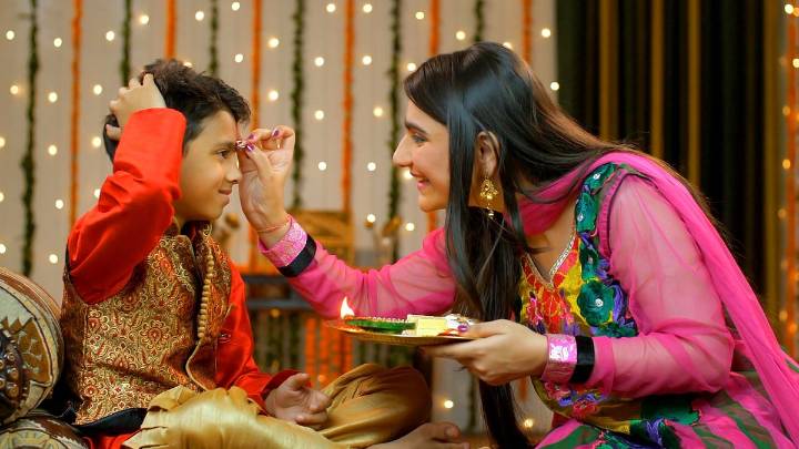 Bhai Dooj 2025: Correct Date, Shubh Muhurat & Ritual To Celebrate Bhau Beej