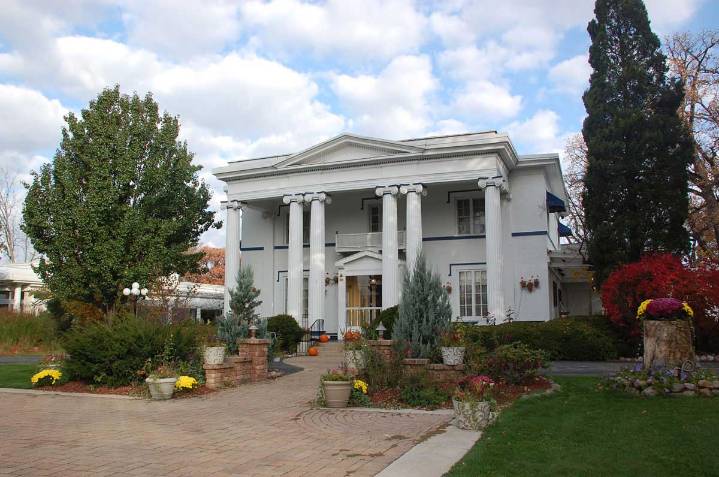 Mesón Sabika plans complimentary traditional Thanksgiving Dinners for families in need