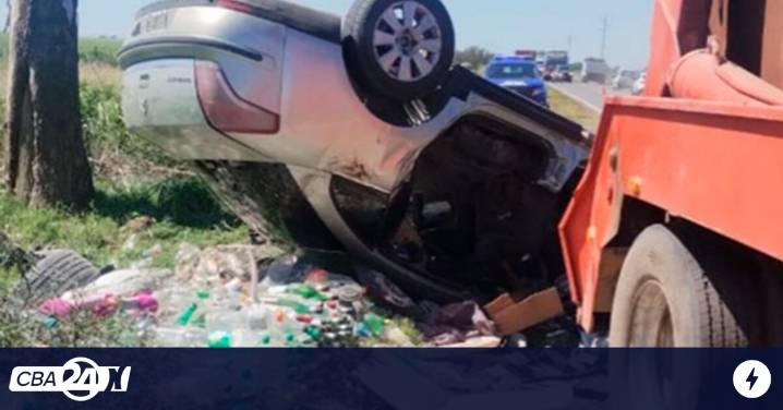 Accidente fatal en el interior de Córdoba: un auto quedó incrustado debajo de un camión