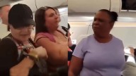 'Lady Avión': mujer bloquea la salida de pasajeros del avión para que su hija salga primero