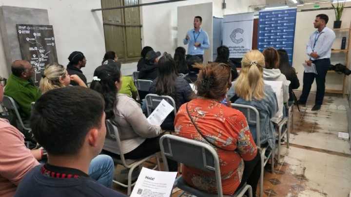 Entregan tarjeta de crédito a becados