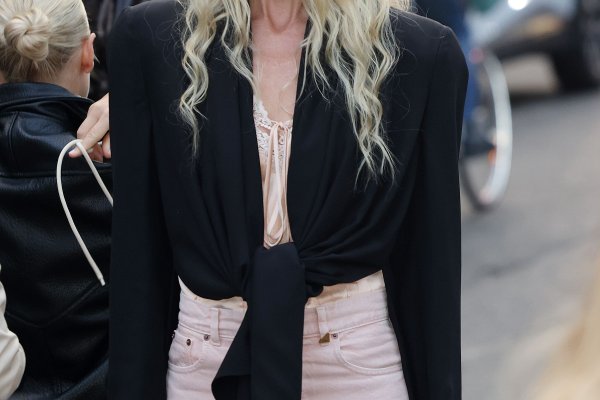 Claudia Schiffer regresa a las tendencias con los pantalones pitillo