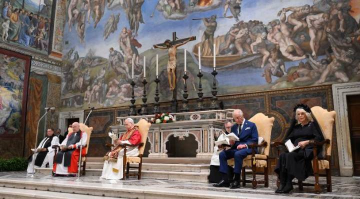 El papa León XIV reza junto al rey Carlos III en un oficio inédito desde el cisma anglicano