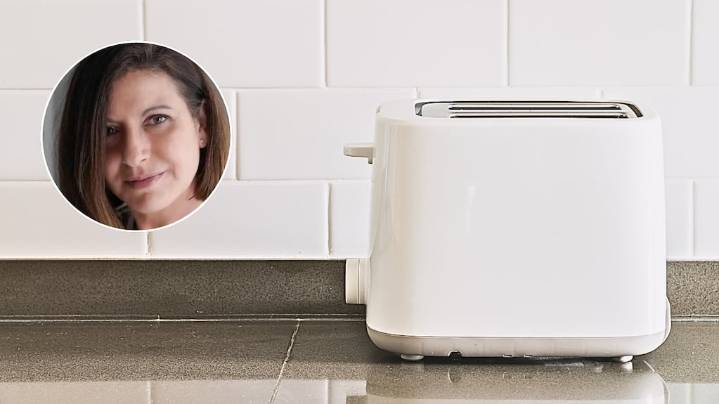 Ni bicarbonato ni detergente: el truco casero para limpiar la tostadora en 1 minuto