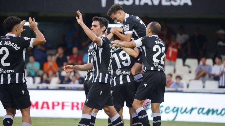 El FC Cartagena golea al Tarazona y se pone colíder