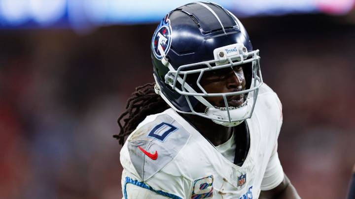 Titans WR Calvin Ridley leaves game due to hamstring injury