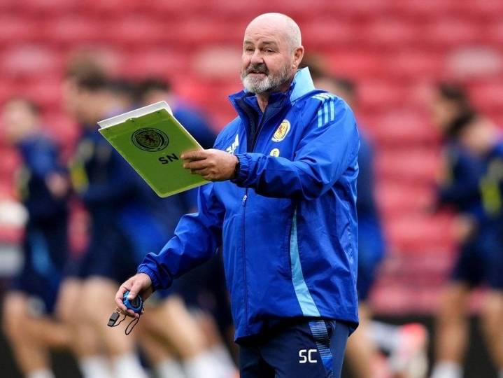 Katy Perry goes unnoticed by Scotland’s soccer coach