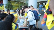 Decenas de aficionados reciben a Club América en su llegada a Mazatlán