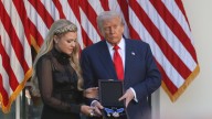 Trump entrega la Medalla Presidencial de la Libertad a Charlie Kirk de forma póstuma: "Es un líder irreemplazable"